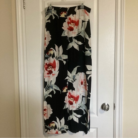 DYNAMITE | Long, high waisted skirt with slit | Size Medium - Picture 2 of 6